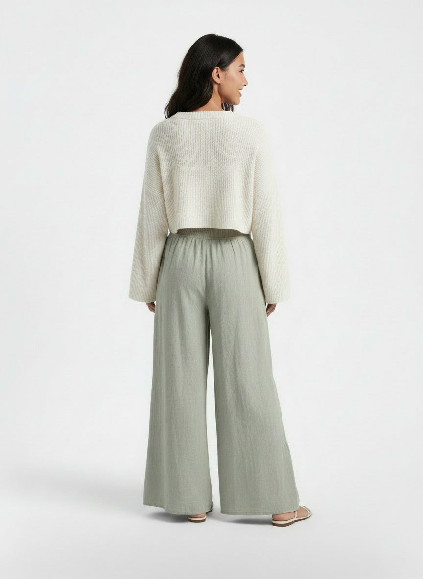 Back pose of the model wearing Pantalón Lino Mujer Ancho
