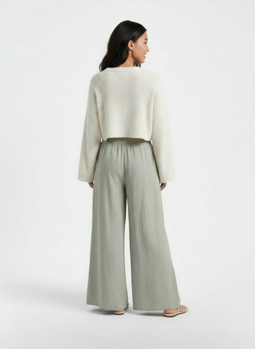 Back pose of the model wearing Pantalón Lino Mujer Ancho