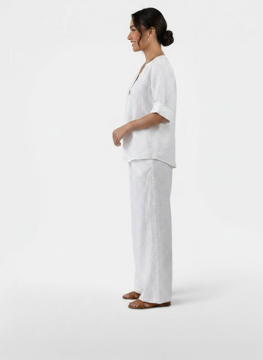 Side profile of the model wearing Conjunto Mujer Elegante Pantalón