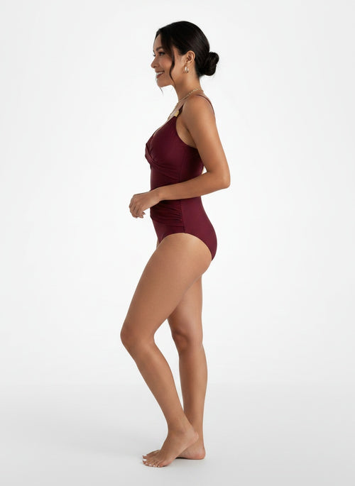Side profile of the model wearing Bañador Deportivo Mujer Slim Fit