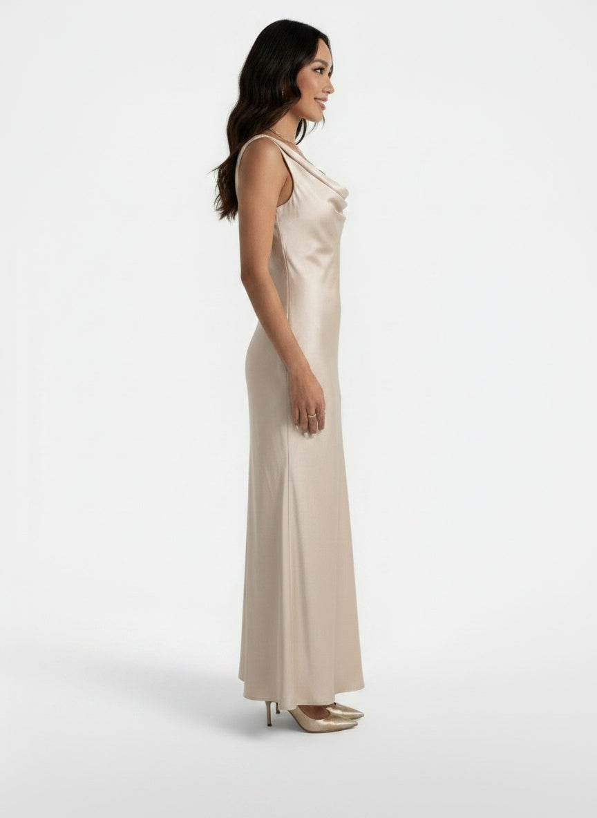 Side profile of the model wearing Vestido Largo Satinado Mujer Elegante