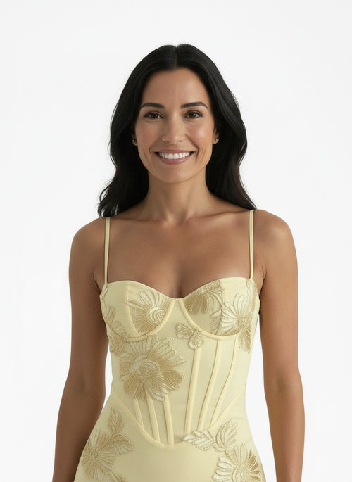 Close-up of the model wearing Vestido Maxi Bodycon Flores