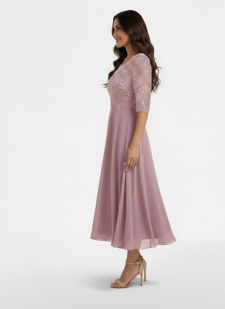Side profile of the model wearing Vestido Fiesta Mujer Chiffon y Encaje