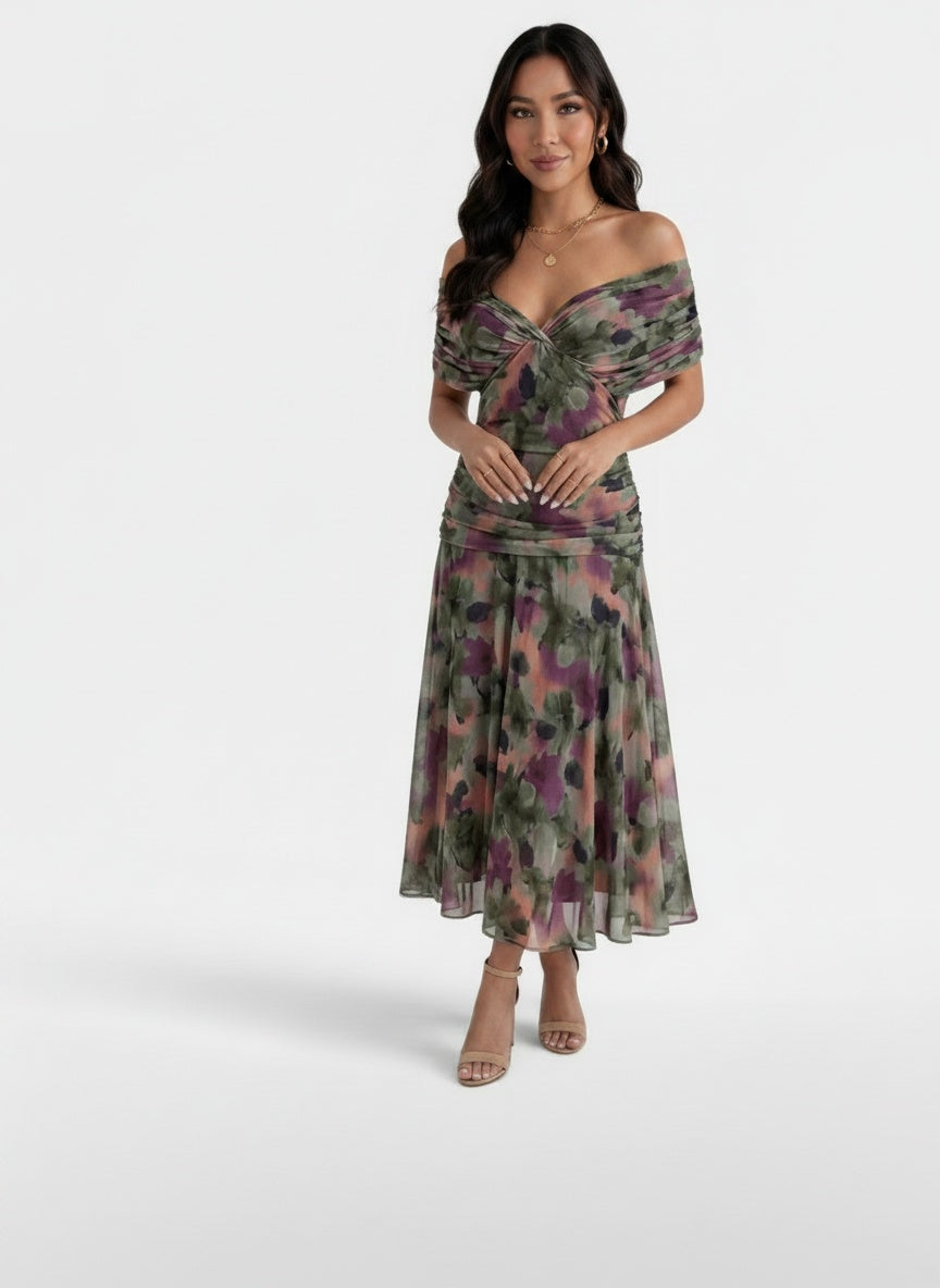 Full body view of the model wearing Vestido Maxi Mujer Gasa Estampado Cuello V