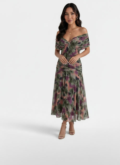 Full body view of the model wearing Vestido Maxi Mujer Gasa Estampado Cuello V