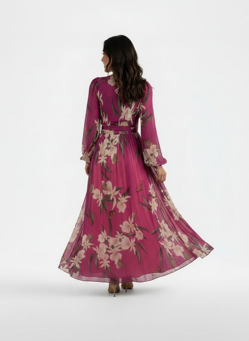 Back pose of the model wearing Vestido Maxi Floral Mujer Escote V