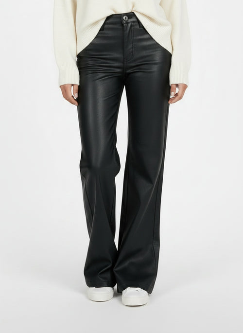 Close-up of the model's lower body wearing Pantalones Polipiel Mujer Rectos - Cintura Alta Casual