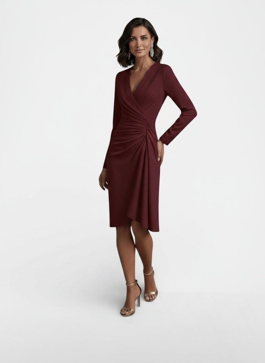 Full body view of the model wearing Vestido Midi Elegante de Mujer con Escote en V