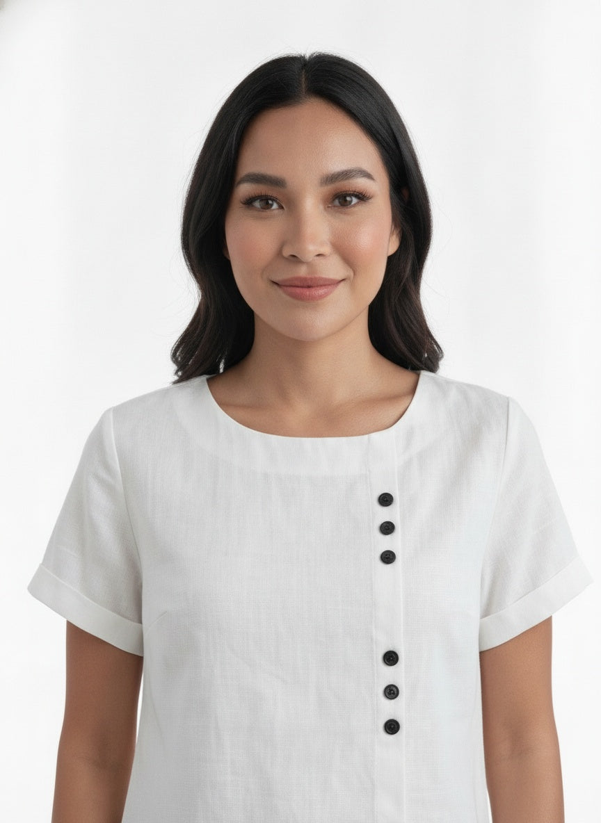 Close-up of the model wearing Camiseta Mujer Algodón Manga Corta