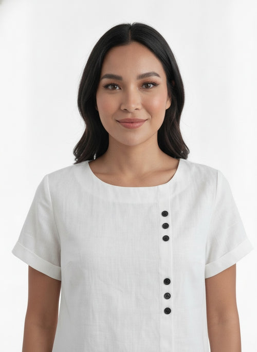 Close-up of the model wearing Camiseta Mujer Algodón Manga Corta