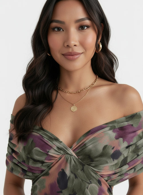 Close-up of the model wearing Vestido Maxi Mujer Gasa Estampado Cuello V