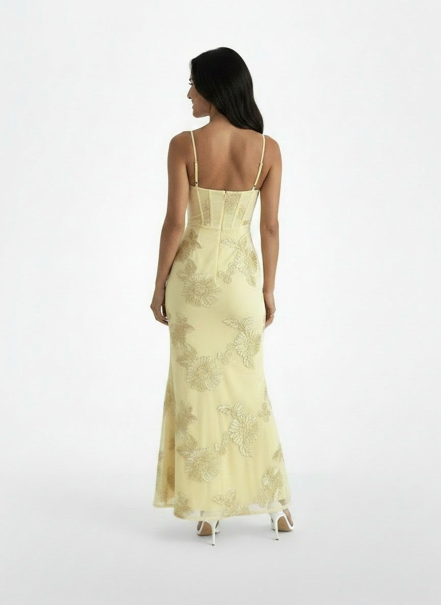 Back pose of the model wearing Vestido Maxi Bodycon Flores