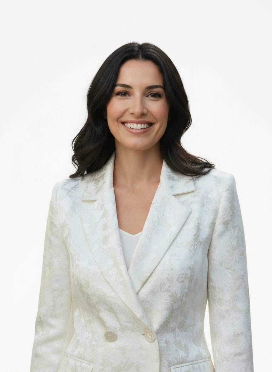 Close-up of the model wearing Conjunto Blazer y Pantalón Wide Leg para Mujer
