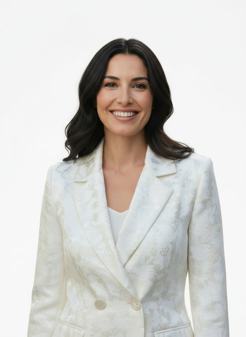 Close-up of the model wearing Conjunto Blazer y Pantalón Wide Leg para Mujer