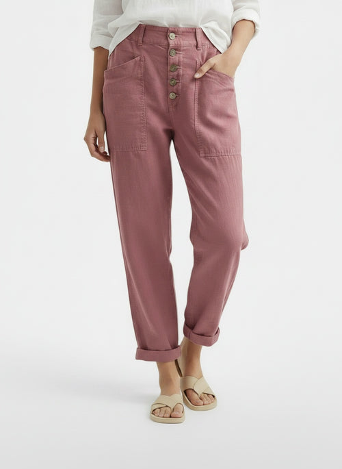 Close-up of the model's lower body wearing Pantalón Ancho Mujer Algodón Lino Casual