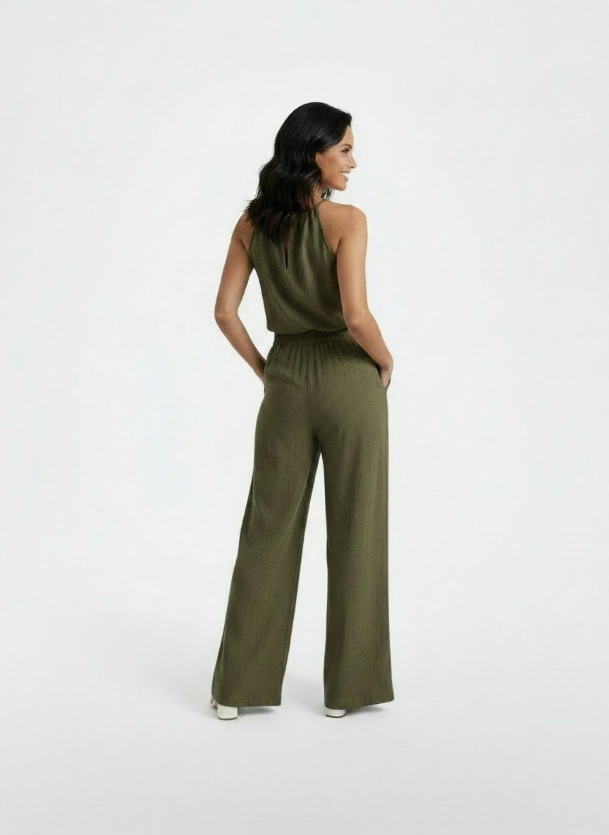 Back pose of the model wearing Conjunto Mujer Halter Calado de Lino y Pantalón Ancho