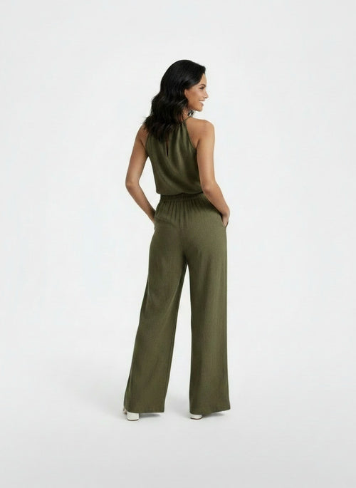 Back pose of the model wearing Conjunto Mujer Halter Calado de Lino y Pantalón Ancho