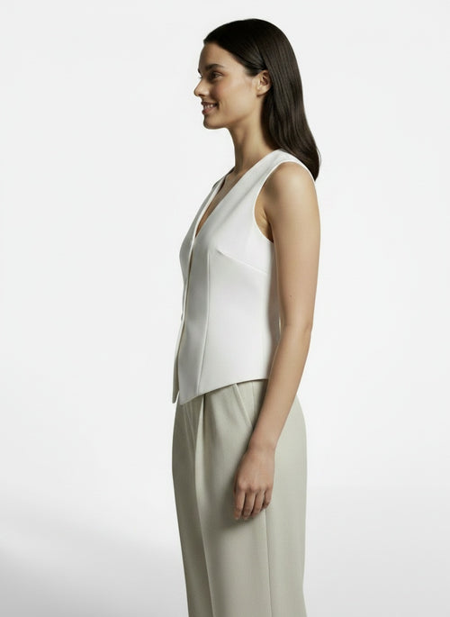 Side profile of the model wearing Chaleco Mujer Slim Fit Retro Elegante – Moda Casual y Sofisticada