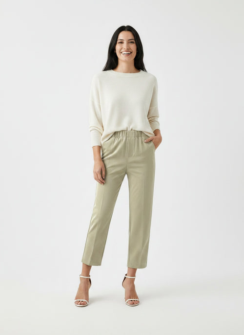 Full body view of the model wearing Pantalón Largo Tobillero para Mujer