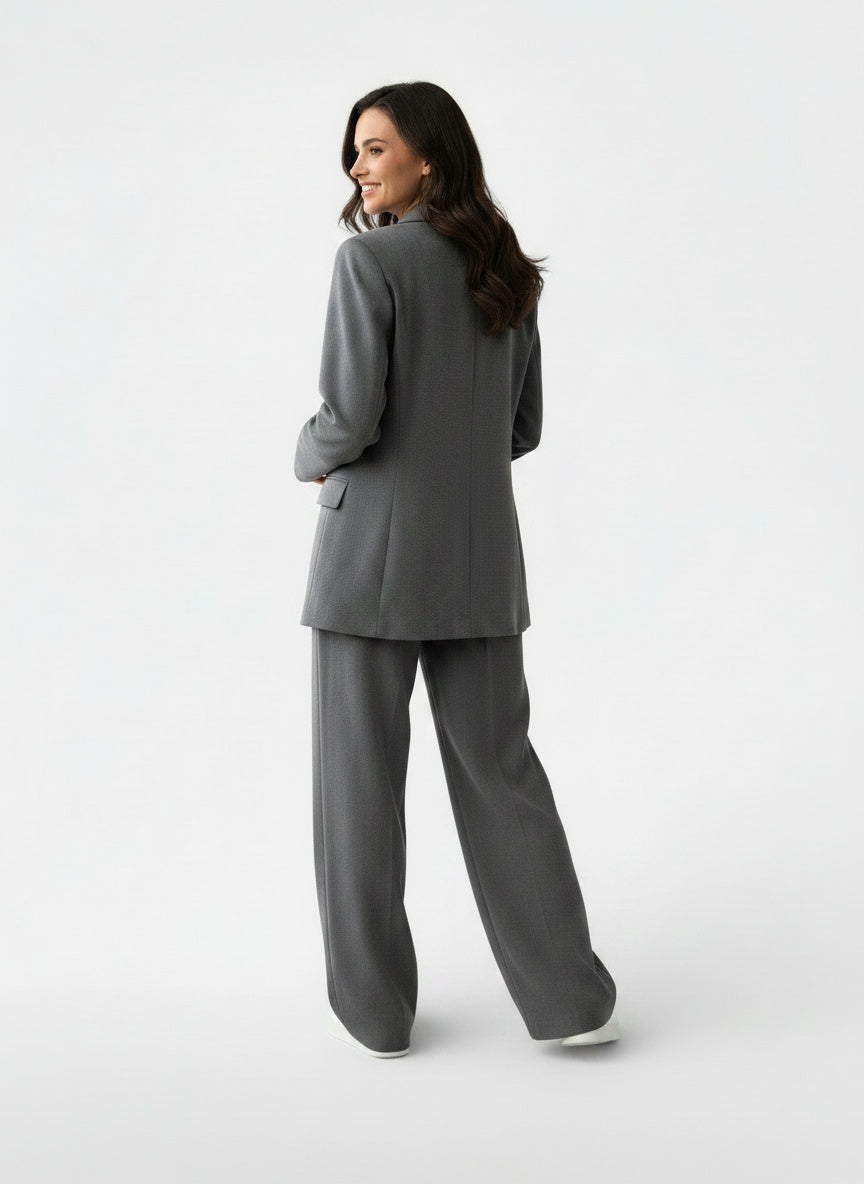 Back pose of the model wearing Conjunto Mujer 3 Piezas Primavera