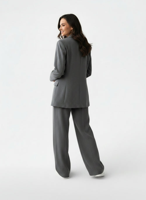 Back pose of the model wearing Conjunto Mujer 3 Piezas Primavera