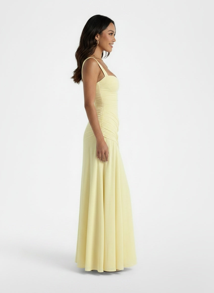 Side profile of the model wearing Vestido Largo Invitada Elegante