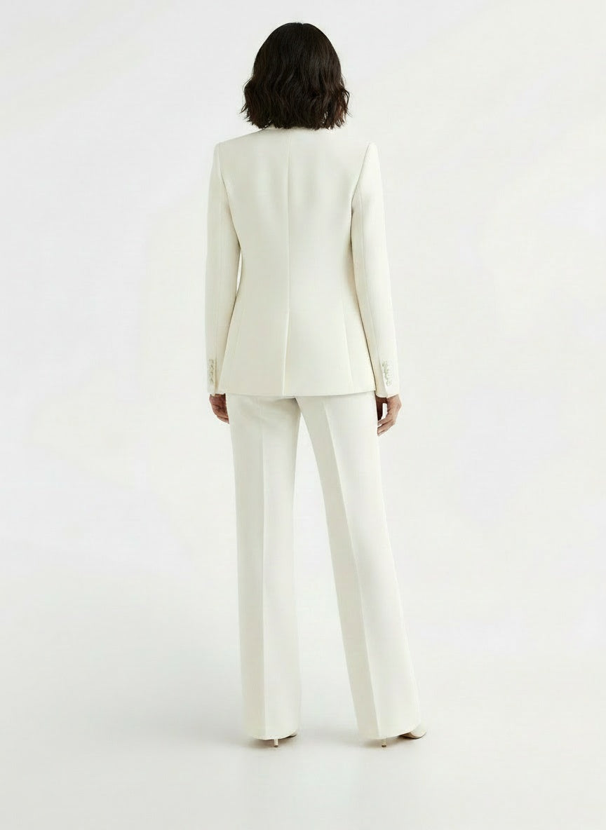 Back pose of the model wearing Conjunto de Traje Elegante para Mujer | Chaqueta y Pantalón Profesional