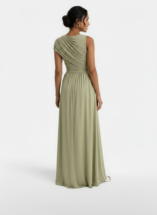 Back pose of the model wearing Vestido Invitada Boda Verde