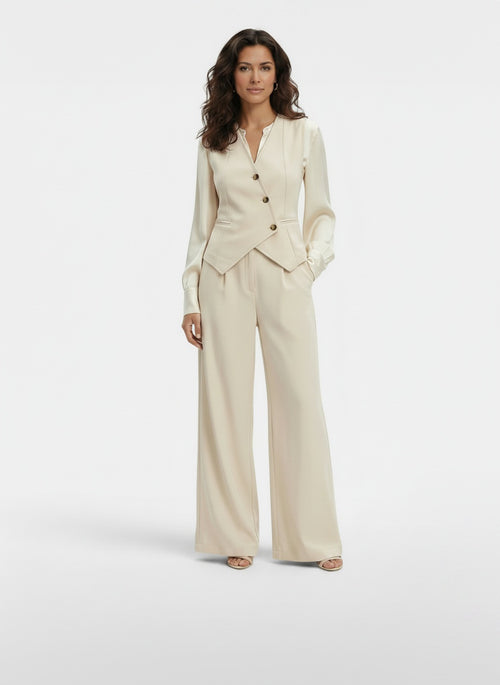 Full body view of the model wearing Conjunto Elegante Mujer Chaleco y Pantalón