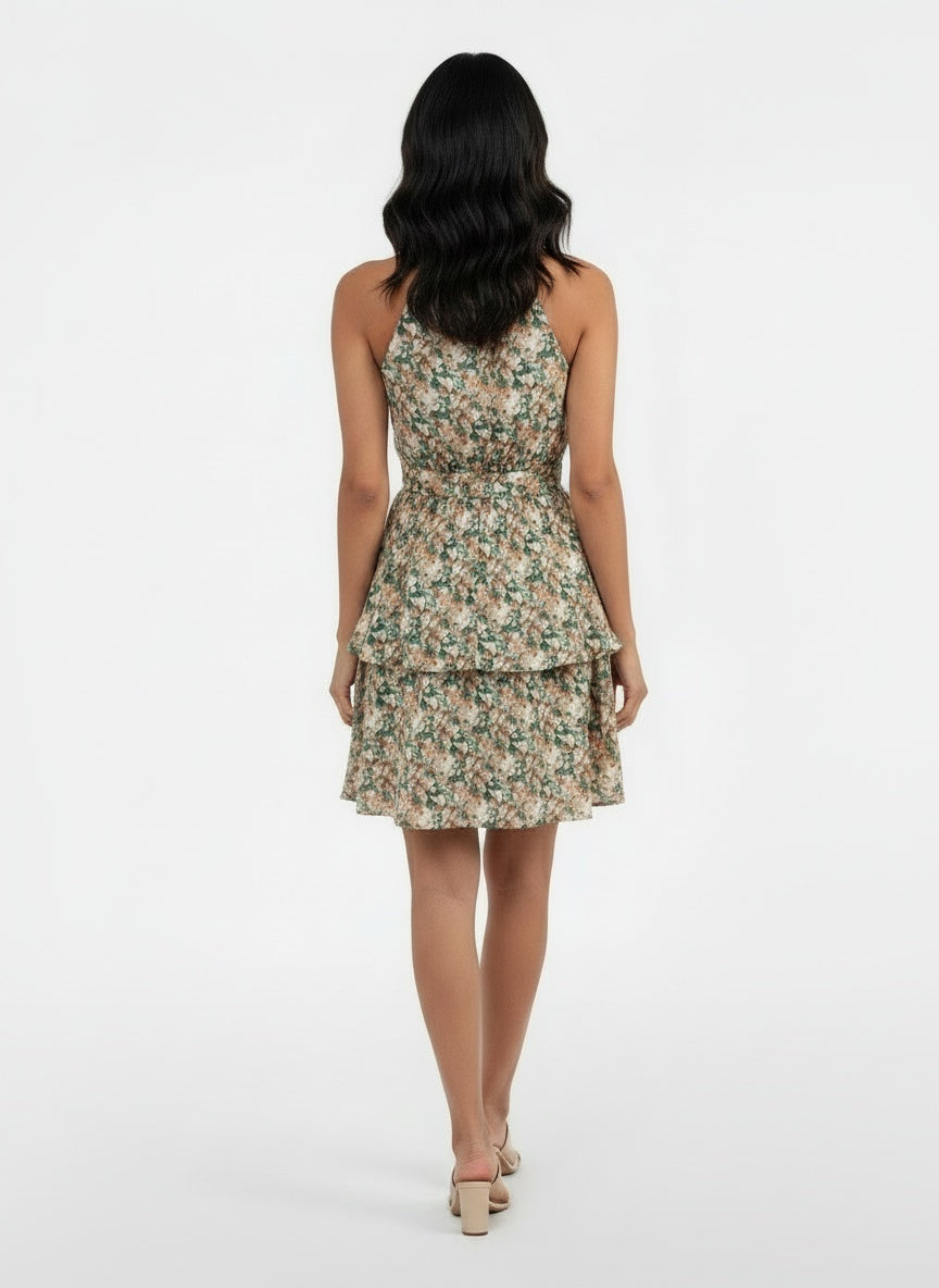 Back pose of the model wearing Vestido Corto Boho Floral Halter