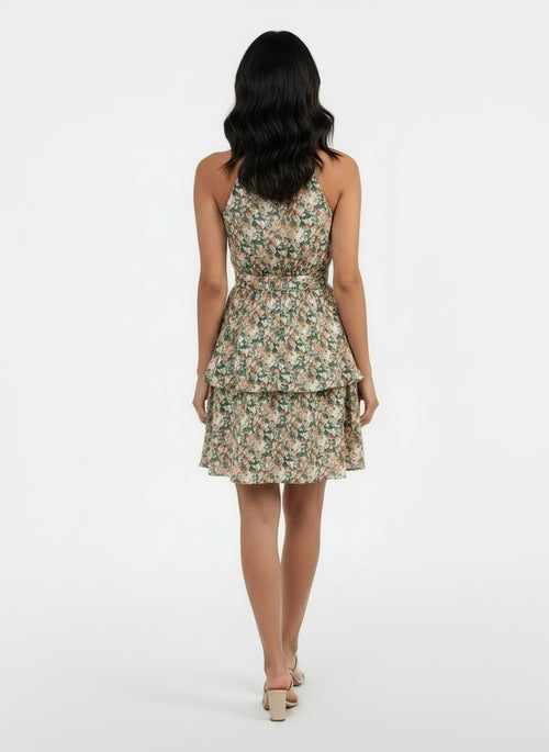 Back pose of the model wearing Vestido Corto Boho Floral Halter
