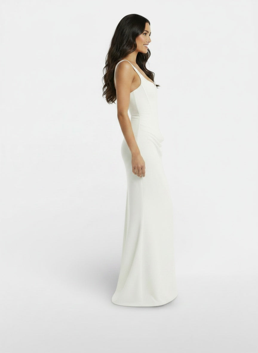 Side profile of the model wearing Vestido Ajustado Espalda Descubierta