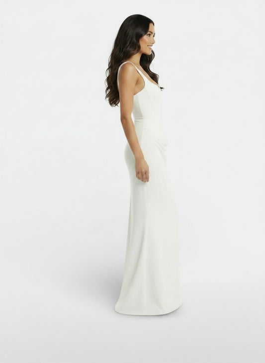 Side profile of the model wearing Vestido Ajustado Espalda Descubierta