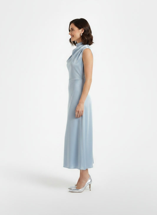 Side profile of the model wearing Vestido Midi Elegante Cuello Alto Mujer