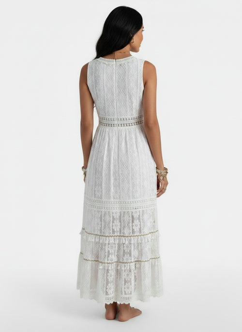 Back pose of the model wearing Vestido Maxi Boho Encaje Mujer Cuello V
