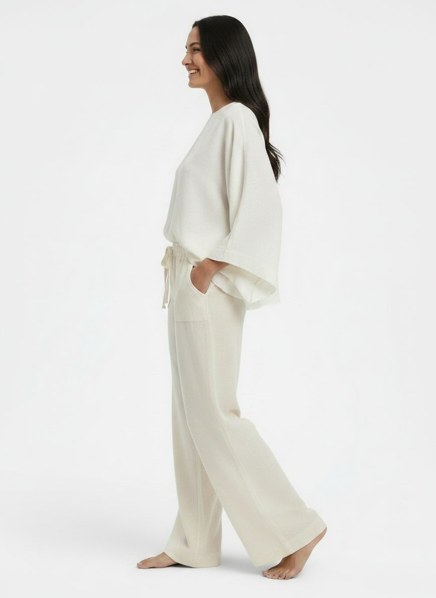 Side profile of the model wearing Pantalones de Lino Mujer Pierna Ancha