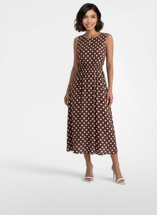 Full body view of the model wearing Vestido Midi Lunares Verano Mujer