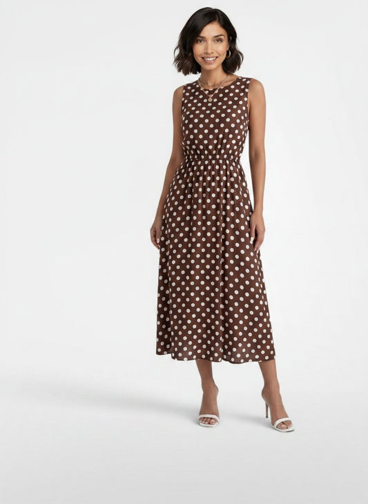 Full body view of the model wearing Vestido Midi Lunares Verano Mujer