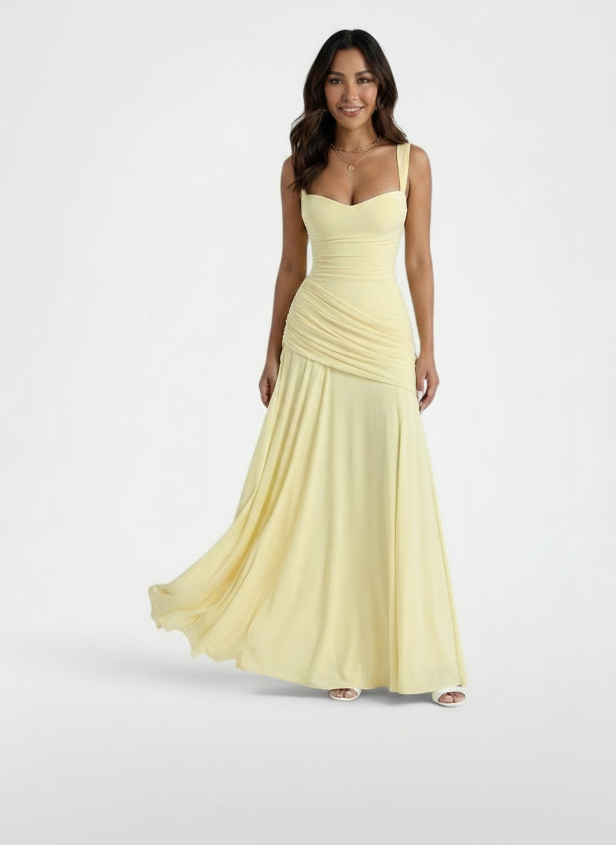 Full body view of the model wearing Vestido Largo Invitada Elegante