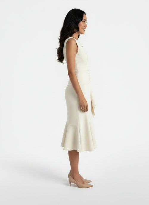 Side profile of the model wearing Vestido Midi Mujer Entallado Elegante