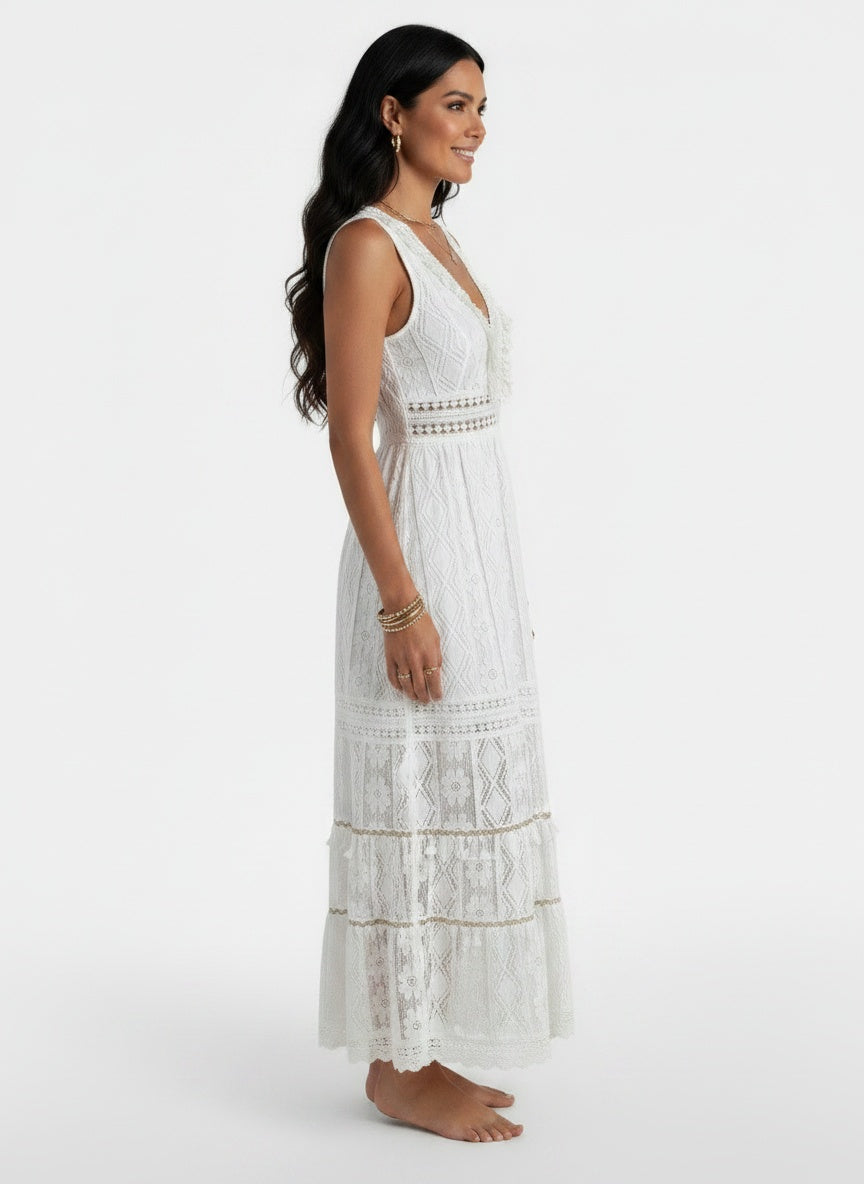 Side profile of the model wearing Vestido Maxi Boho Encaje Mujer Cuello V
