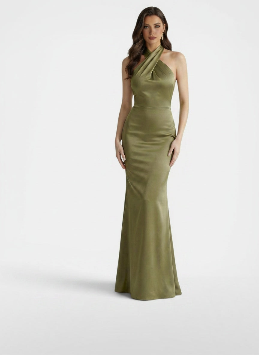 Full body view of the model wearing Vestido Maxi Mujer Halter Ajustado