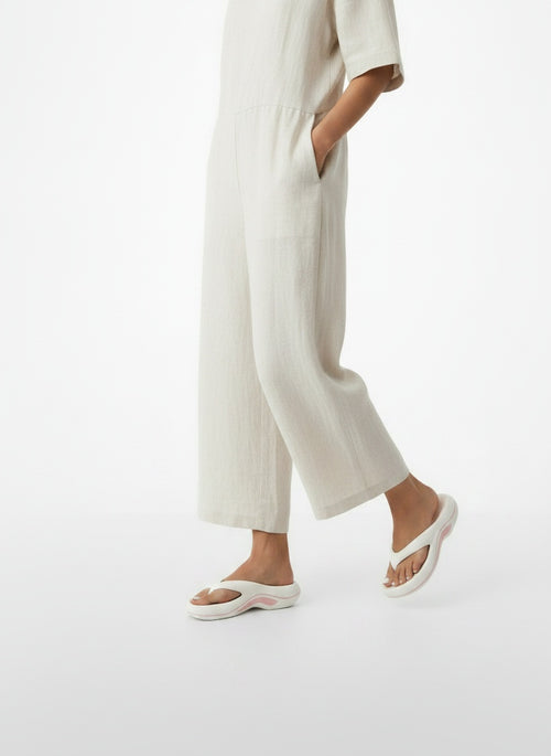 Walking motion of the model wearing Chanclas Ortopédicas Mujer Verano