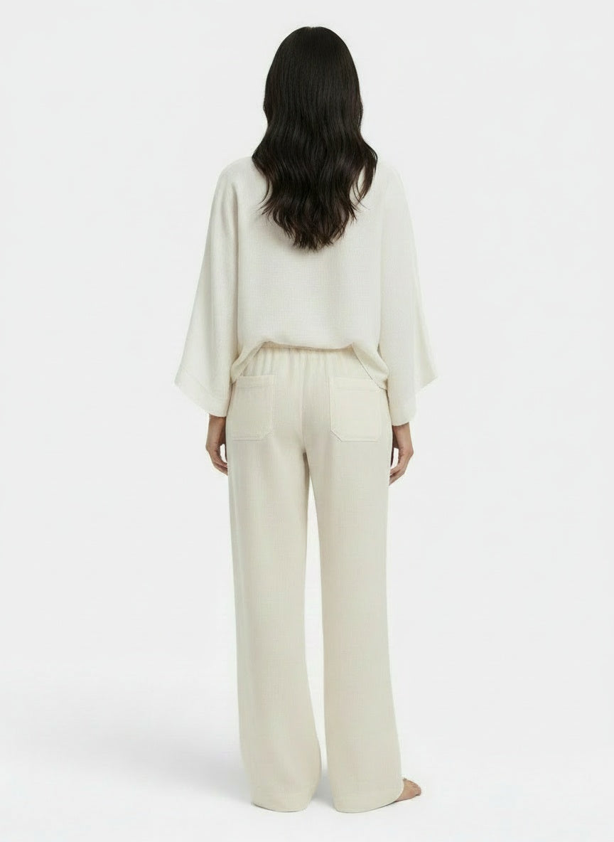 Back pose of the model wearing Pantalones de Lino Mujer Pierna Ancha