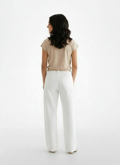 Back pose of the model wearing Camiseta Mujer Primavera Manga Corta Escote V