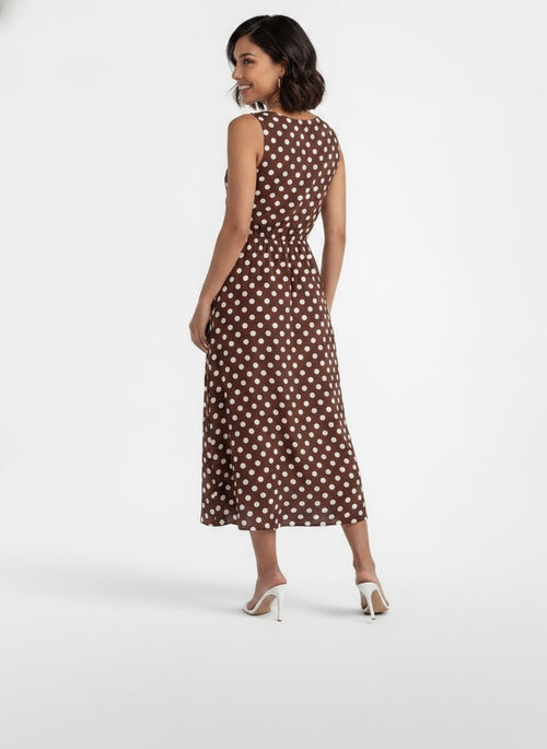 Back pose of the model wearing Vestido Midi Lunares Verano Mujer