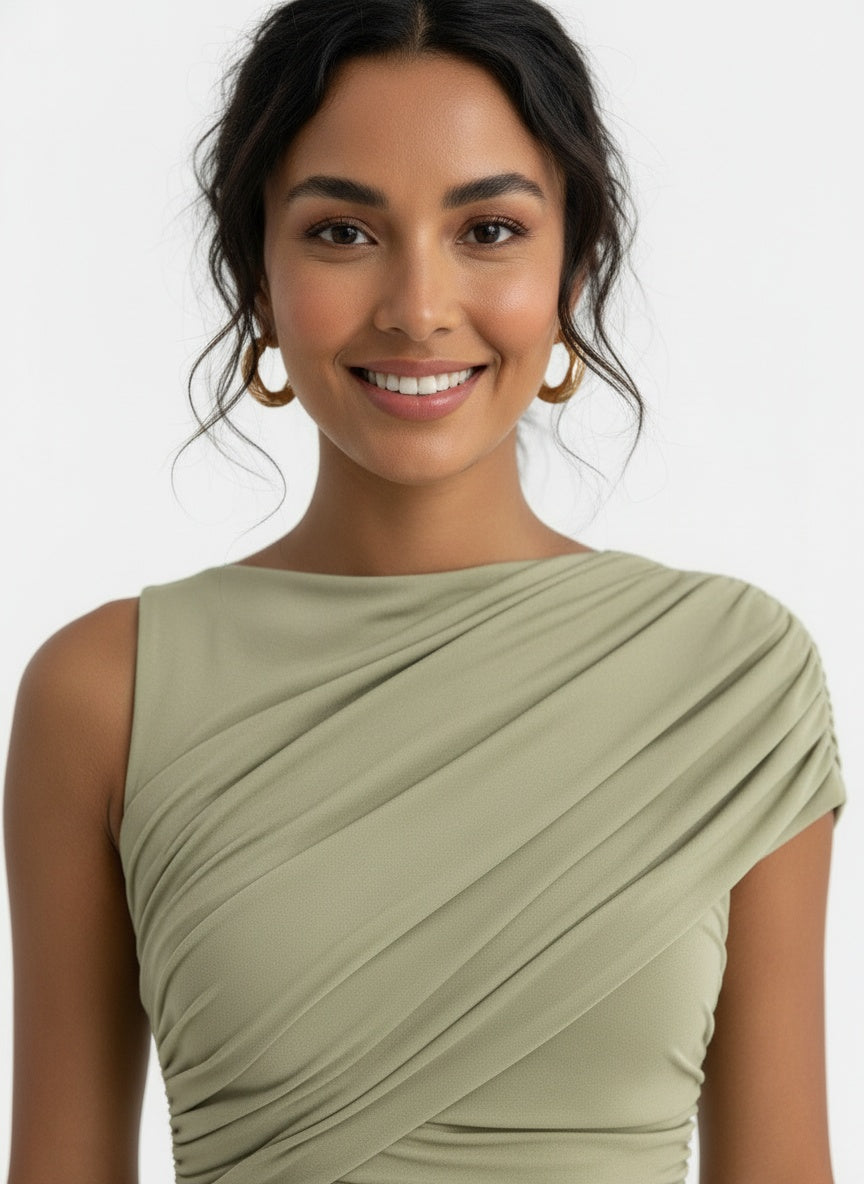 Close-up of the model wearing Vestido Invitada Boda Verde