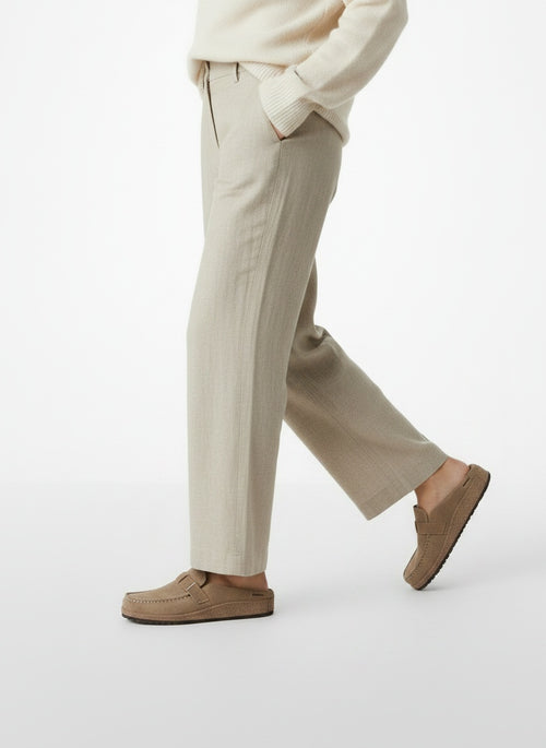 Walking motion of the model wearing Sandalias Ortopédicas Mujer Ante Hebilla