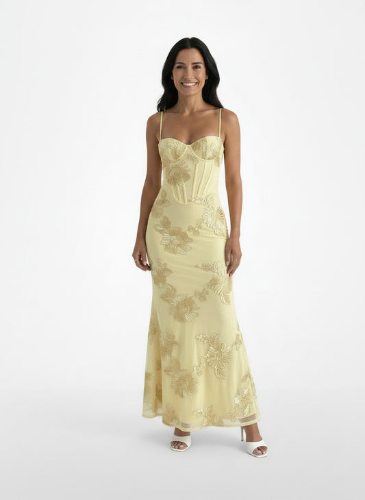 Full body view of the model wearing Vestido Maxi Bodycon Flores