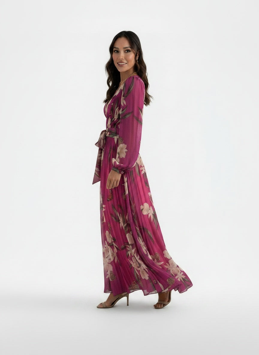 Side profile of the model wearing Vestido Maxi Floral Mujer Escote V